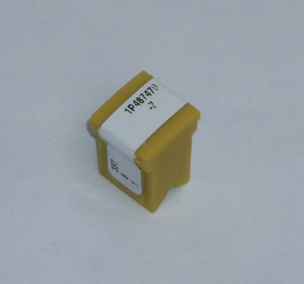 Gelber Kodierstecker mit einer weißen Beschriftung für Daikin Produkte, erkennbar an der quadratischen Form und der spezifischen Codierung.